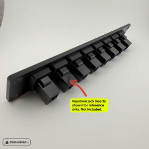 K&ouml;nnte beinhalten: Schwarze Kunststoff-Wandplatte mit 10 leeren Keystone-Buchsen&ouml;ffnungen. Keystone-Buchsen-Eins&auml;tze sind nicht im Lieferumfang enthalten.