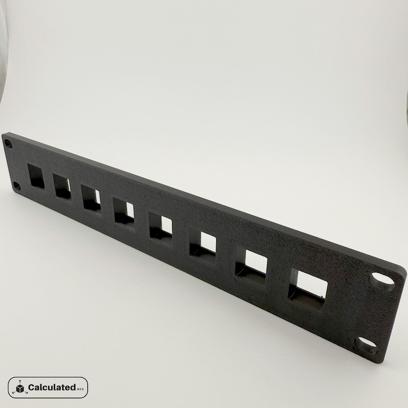 K&ouml;nnte beinhalten: Schwarzer Metall-Rack mit neun quadratischen &Ouml;ffnungen f&uuml;r die Kabelverwaltung. Der Rack ist f&uuml;r die Montage in einem Server-Rack konzipiert.