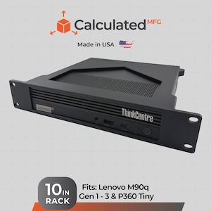 Könnte beinhalten: Eine schwarze Lenovo ThinkCentre Rack-Montagehalterung für ein 10-Zoll-Rack. Die Frontplatte zeigt die Lenovo- und ThinkCentre-Logos, einen Netzschalter und Anschlüsse. Der Text umfasst Calculated MFG, Made in USA und Fits: Lenovo M90q Gen 1-3 & P360 Tiny.