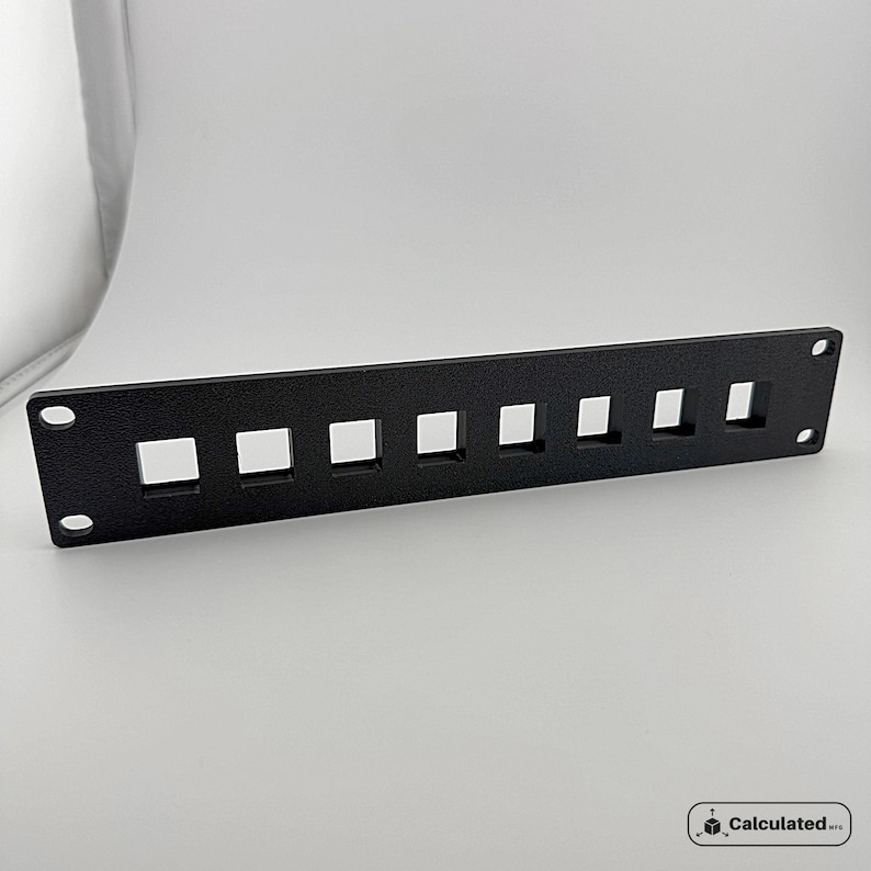 K&ouml;nnte beinhalten: Schwarzer Metall-Rack mit acht quadratischen Aussparungen f&uuml;r die Kabelverwaltung.