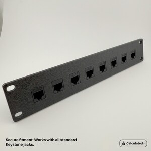 K&ouml;nnte beinhalten: Schwarze Metall-Wandplatte mit acht leeren RJ-45-Keystone-Buchsen&ouml;ffnungen. Sicherer Sitz: Funktioniert mit allen Standard-Keystone-Buchsen.