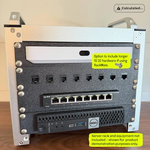 K&ouml;nnte beinhalten: Ein silbernes Server-Rack mit einer schwarzen Frontplatte. Das Rack enth&auml;lt einen Netzwerkswitch und einen Dell-Computer. Der Text "Option to include longer 10/32 hardware if using RackMate." befindet sich auf einem gelben Aufkleber an der Vorderseite des Racks.