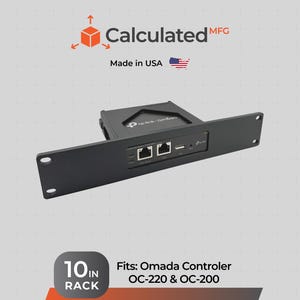 Puede incluir: Soporte de rack negro de 25,4 cm para el controlador Omada OC-220 y OC-200. El soporte de rack tiene dos puertos Ethernet y un puerto USB. El texto "Calculated MFG" y "Made in USA" son visibles.