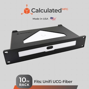Può includere: Supporto per rack nero per Unifi UCG-Fiber, con un accento bianco e un design rettangolare. Il prodotto è etichettato come un rack da 25,4 cm ed è prodotto negli Stati Uniti. Il logo Calculated MFG è visibile.