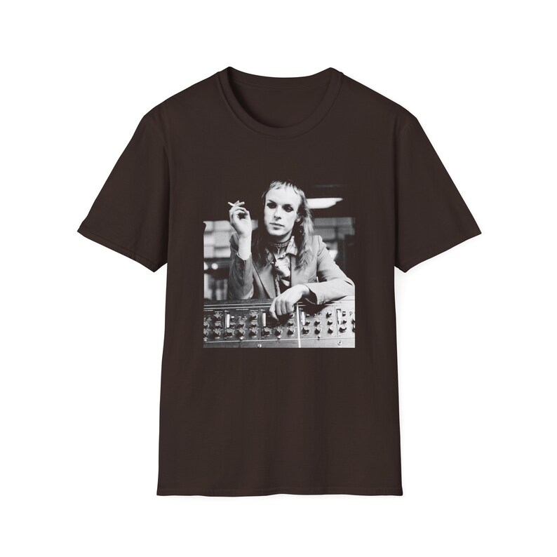 Brian Eno fumando en la camiseta de la consola. imagen 2