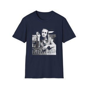 Brian Eno fumando en la camiseta de la consola. imagen 3