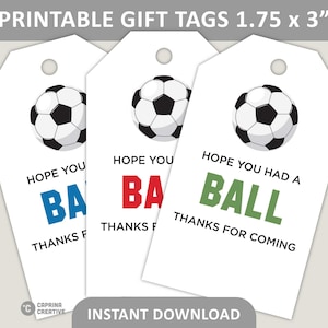 Puede incluir: Tres etiquetas de regalo imprimibles con un diseño de balón de fútbol. Las etiquetas son blancas con texto negro y un gráfico de balón de fútbol blanco y negro. El texto en las etiquetas dice "Espero que te lo hayas pasado bien", "Espero que te lo hayas pasado bien" y "Espero que te lo hayas pasado bien".