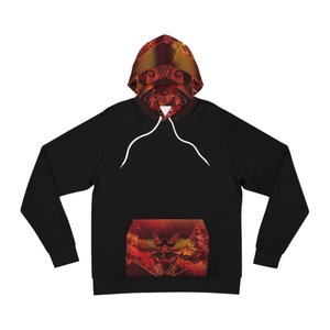 Könnte beinhalten: Schwarzer Kapuzenpullover mit einer roten und orangefarbenen Tasche und Kapuzenfutter mit Muster. Das Muster zeigt geometrische Formen und Wirbel.