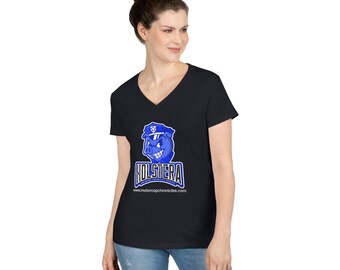 Puede incluir: Camiseta negra de cuello en V con un cerdo de dibujos animados azul que lleva un gorro de policía y gafas de sol. El texto "HOLSTERA" está impreso debajo del cerdo. El sitio web "www.motorcopchronicles.com" está impreso debajo del texto.