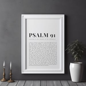 Puede incluir: Un póster imprimible en blanco y negro con el texto "PSALM 91 [shielding in the shadow of the almighty]" y el texto completo del Salmo 91.
