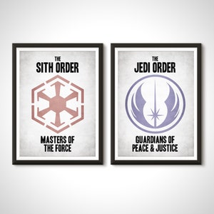 Puede incluir: Dos impresiones enmarcadas con temas de Star Wars. Una impresión muestra el símbolo de la Orden Sith en rojo con el texto "Masters of the Force". La otra muestra el símbolo de la Orden Jedi en morado con el texto "Guardians of Peace & Justice".