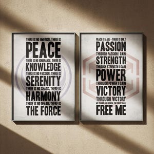 Puede incluir: Dos carteles enmarcados con texto inspirador. El cartel de la izquierda tiene las palabras "Paz, Conocimiento, Serenidad, Armonía, La Fuerza". El cartel de la derecha dice "Pasión, Fuerza, Poder, Victoria, Libérame."