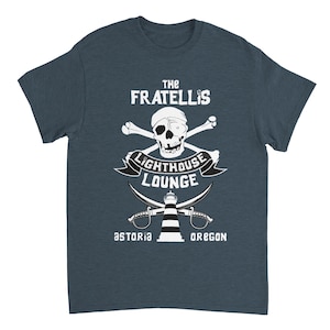 The Goonies Lighthouse Lounge Fratellis Shirt - Heavyweight Unisex Crewneck Film T-Shirt - Bekleidung Kleidung Geschenk