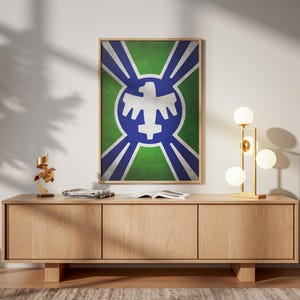 Puede incluir: Una impresión artística enmarcada con un diseño verde y azul y un emblema de pájaro blanco. La obra de arte cuelga sobre un mueble de madera clara con una lámpara dorada y objetos decorativos.