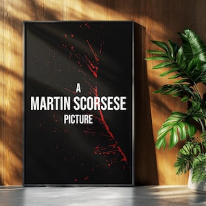 以下が含まれることがあります： 「A MARTIN SCORSESE PICTURE」の白い文字と赤い飛沫模様が入った黒い額縁ポスター。ポスターの右側には、木製の壁を背景に、大きな緑の葉の植物が配置されています。
