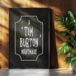 K&ouml;nnte beinhalten: Schwarz gerahmtes Poster mit dem Text "A Tim Burton Nightmare" in wei&szlig;er, gotischer Schrift. Das Poster hat einen strukturierten, dunklen Hintergrund und ist mit Spinnenillustrationen verziert. Rechts ist eine Topfpflanze.