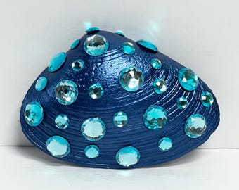 Arte con conchiglie: conchiglia di zaffiro con gemme blu