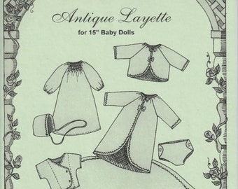 Pode incluir: Um padrão de costura para uma layette de boneca antiga, incluindo um vestido, um gorro, uma jaqueta, um roupão e uma fralda. O padrão é para bonecas de 38 cm. O padrão é impresso em um fundo verde claro com uma borda decorativa.