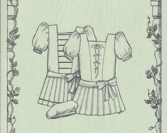 Pode incluir: Ilustração a preto e branco de um conjunto de vestido e chapéu para bonecas, rotulado como "Michelle" para bonecas de 18". A imagem apresenta dois modelos de vestidos com saias plissadas, mangas bufantes e laços. O texto "Primrose Lane" também está presente.