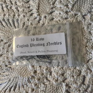 Puede incluir: Una taza de cerámica blanca con un asa negra y el texto "But first, coffee" en un estilo manuscrito. La taza está sobre una superficie blanca. La taza mide 10 cm de alto.