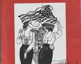Pode incluir: Um envelope de molde Folkwear vermelho para a blusa Armistice, modelo 210. A capa apresenta um desenho de linha a preto e branco de duas pessoas com roupas de época a abraçar um soldado com uma bandeira americana, com o texto Celebrating Creativity Through Cloth and Culture.