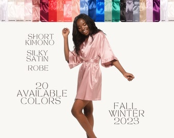 Satin Kurze Kimono Roben Personalisiert mit Vinyl -Styled Qwigley- Brautjungfer Roben | Braut Kleid | Brautjungfer Geschenke | Benutzerdefinierte Seidenrobe |