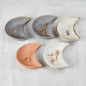 Piatto portagioie a mezzaluna in cemento. Piccolo vassoio portaoggetti celeste. Ciotola decorativa in cemento fatta a mano per cristalli. Arredamento nordico moderno per la casa
