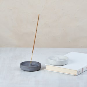 Räucherstäbchenhalter aus Beton in vielen Farben. Rustikaler Aromabrenner aus Zement. Raumdekor ästhetisch minimalistisch. Altardekoration im nordischen Stil.