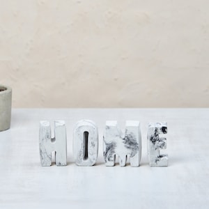 Letras de hormigón independientes, palabra personalizada. Símbolo de la paz único. Letras decorativas para estantería. Decoración moderna para estantería. Regalo de inauguración de la casa.