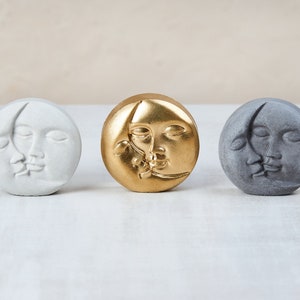 Sol- och månprydnad finns i guld, vitt, svart. Modern himmelsk bokhylleinredning. Indie-rumsinredning. Skulptur i betong.