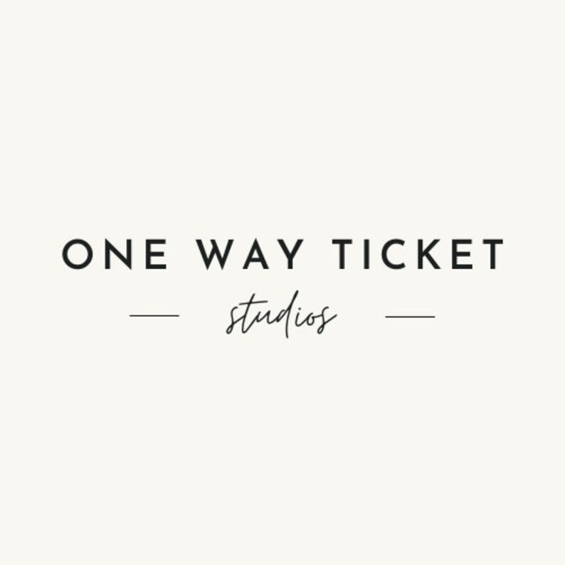 Może przedstawiać: Czarno-białe logo dla One Way Ticket Studios. Tekst "One Way Ticket" jest w pogrubionym kroju pisma bezszeryfowego. Tekst "studios" jest w odręcznym stylu pisma.
