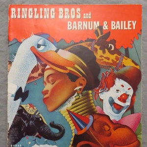 Peut inclure: Une couverture de magazine de cirque vintage représentant une illustration colorée d'un clown, un éléphant, une girafe, un singe et une femme au long cou. La couverture indique "Ringling Bros and Barnum & Bailey Circus Magazine & Program 25¢ Stories Features Photos Comics".