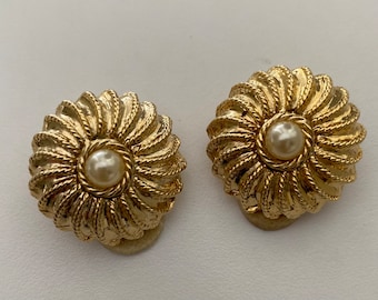 Boucles D'oreilles Clips Vintage Fleur Relief Jaune Et Perle Blanche - Bijou Fantaisie En Résine - Occasion En Parfait État