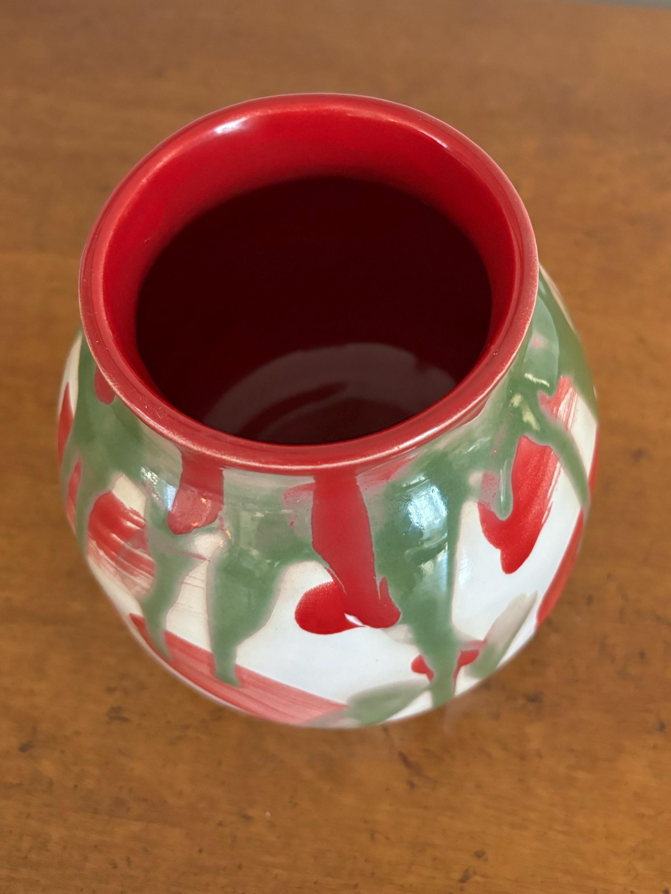クリーム色、赤、緑、ハンドメイドのヴィンテージ陶器の瓶、花瓶
