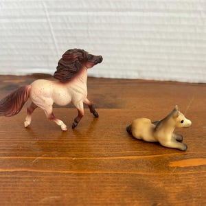 Conjunto de figuras vintage de poni y potro Shetland en miniatura de Breyer