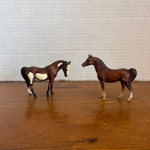 Conjunto de 2 figuras de caballos en miniatura coleccionables de Breyer de 1975, modelos de juguetes ecuestres