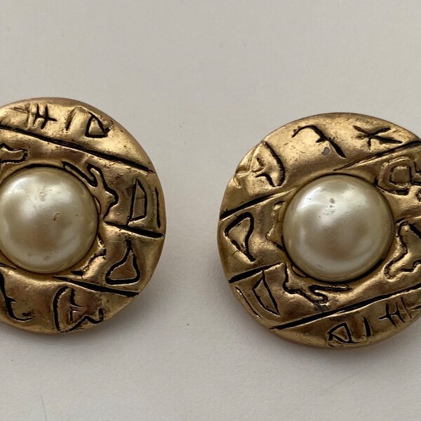 Vintage Unmarked Round Gold tone Clip on Earrings Etched Egyptian/Aztec Design with White Pearl Center Stone