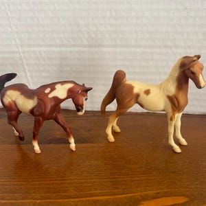 Conjunto de figuras de caballos en miniatura de Breyer Reeves de 1999: modelos de juguetes ecuestres coleccionables
