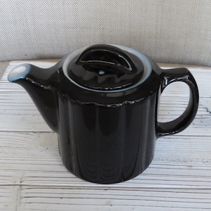 Vintage Hall jaren 50 zwarte iconische theepot. Gemerkt "Super Cream". Heeft een blauw accent rond de rand en de tuit. Verzamelbare theepotten. Vintage hal.