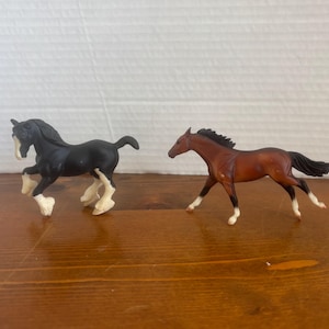 Vintage Breyer Stablemate-paardbeeldjes uit 1999: set Clydesdale en volbloed