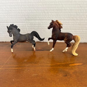 Conjunto de figuras de caballos en miniatura de Breyer Reeves de 1998 y 1999: modelos de juguetes ecuestres coleccionables