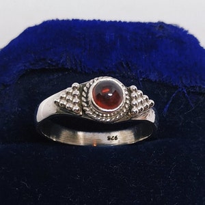 Natural Garnet Ring, Solid 925 Sterling Silver Ring, Minimalist ring, Handmade gemstone jewelry, Garnet Gemstone Ring, Ring size 9US