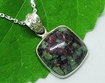Handgjort halsband i sterlingsilver med eudialytgranat: Fyrkantig ädelsten