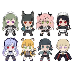 Op de afbeelding: Acht pluche poppen in chibi-stijl met verschillende kapsels en outfits. De poppen hebben grote ogen en zijn in verschillende kleuren, waaronder groen, roze en geel. Elke pop heeft een uniek ontwerp, sommige dragen dienstmeisjesoutfits.