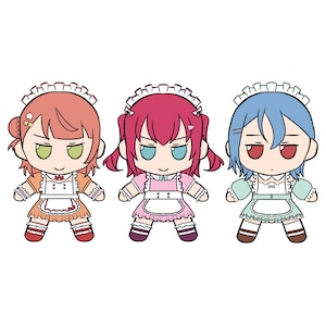 Peut inclure: Trois poupées en peluche de dessins animés vêtues de tenues de femme de chambre. Les poupées ont des cheveux orange, roses et bleus. Chaque poupée porte une tenue de femme de chambre assortie avec un tablier blanc et un col à volants. Les poupées ont une expression sévère.