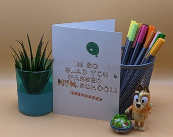 Schön, dass du die Schule meiner Mutter bestanden hast. Blaue Themen Muttertagskarte.