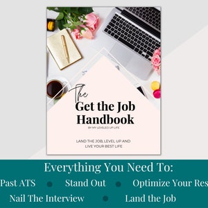 Può includere: Immagine promozionale per "The Get the Job Handbook" con un laptop, un taccuino, una penna, caffè e fiori. Il titolo del libro è ben visibile, insieme allo slogan "Land the Job, Level Up and Live Your Best Life."