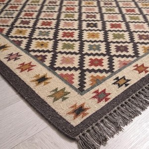 Alfombra Kilim Dhurrie Dechado, Crudo y Ébano con Celdas de Tonos Suaves, Tejida a Mano con Borde Escalonado y Flecos