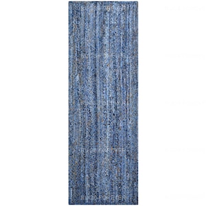Puede incluir: Una alfombra rayada azul y gris con un aspecto desgastado. La alfombra tiene un patrón sutil de pequeños puntos blancos.