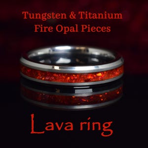 Op de afbeelding: Een zilverkleurige ring met een levendige rode vuuropaal inleg. De ring toont de tekst "Tungsten & Titanium Fire Opal Pieces" en "Lava ring" in het rood. Het ontwerp is modern en opvallend.